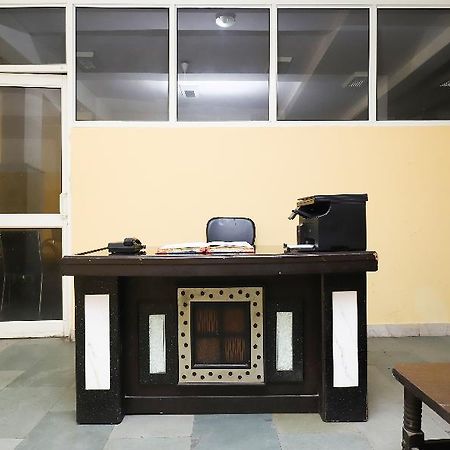Oyo 28126 Charanpahari Hotel New Delhi Buitenkant foto