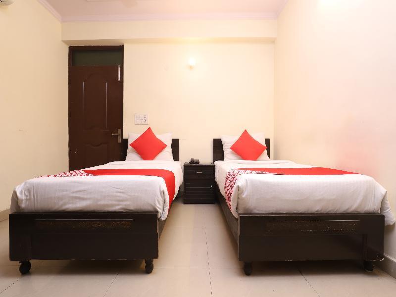 Oyo 28126 Charanpahari Hotel New Delhi Buitenkant foto