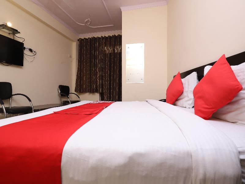 Oyo 28126 Charanpahari Hotel New Delhi Buitenkant foto