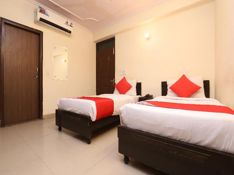 Oyo 28126 Charanpahari Hotel New Delhi Buitenkant foto