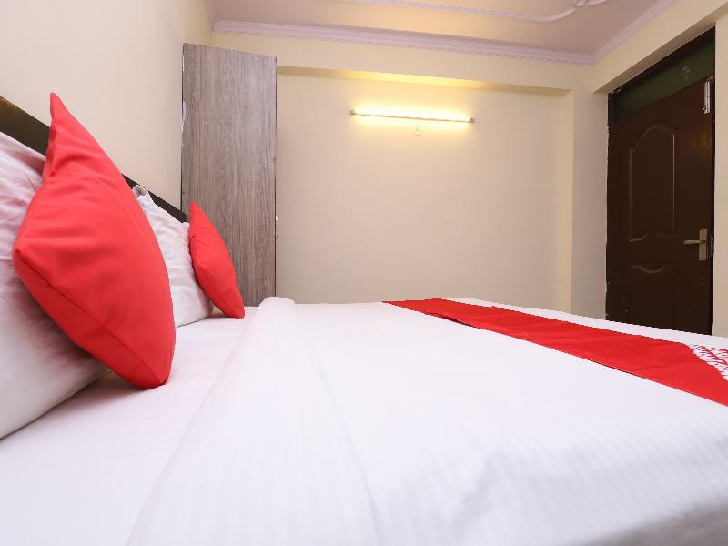 Oyo 28126 Charanpahari Hotel New Delhi Buitenkant foto