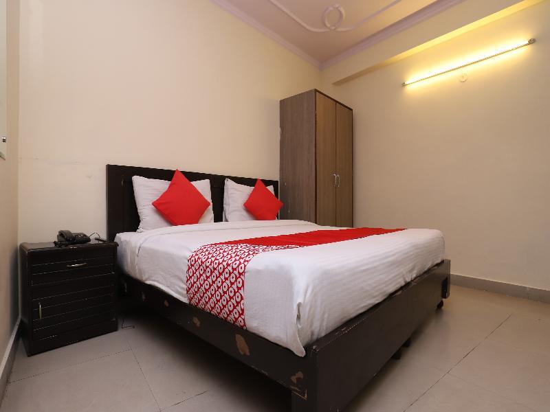 Oyo 28126 Charanpahari Hotel New Delhi Buitenkant foto