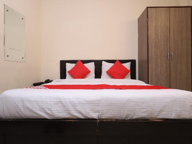 Oyo 28126 Charanpahari Hotel New Delhi Buitenkant foto