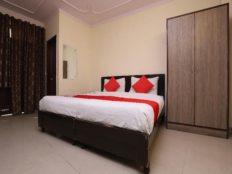 Oyo 28126 Charanpahari Hotel New Delhi Buitenkant foto